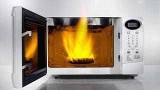 Nguyên nhân và cách tẩy sạch vết cháy xém trong khoang lò vi sóng