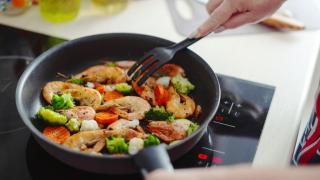 Cách sử dụng bếp điện từ an toàn cho mọi gia đình