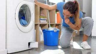 Đừng lo nếu máy giặt bị ứ nước do tắc ống xả, xử lý thế này là ổn!