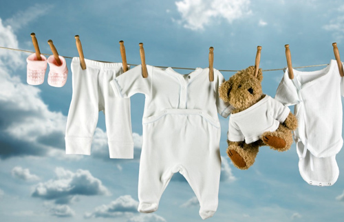 Có nên giặt quần áo trẻ sơ sinh bằng máy giặt