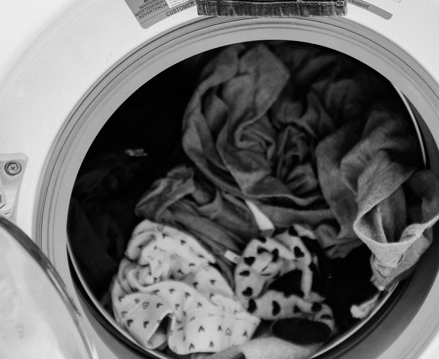 Cần lấy quần áo ra khỏi máy sau khi giặt xong