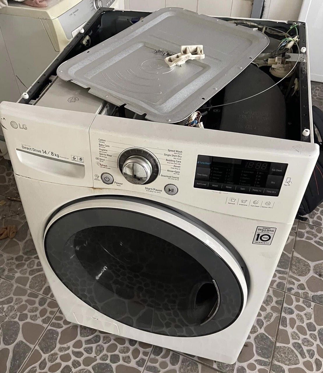 Một máy giặt LG còn mới được sửa chữa tại nhà