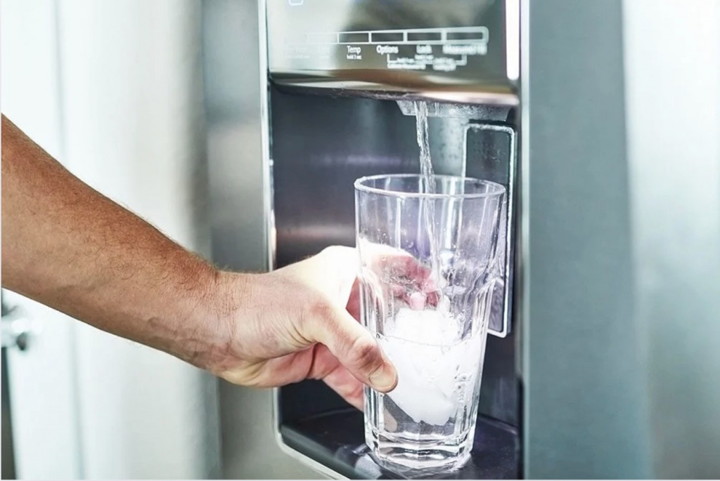 Lấy nước mát từ tủ lạnh