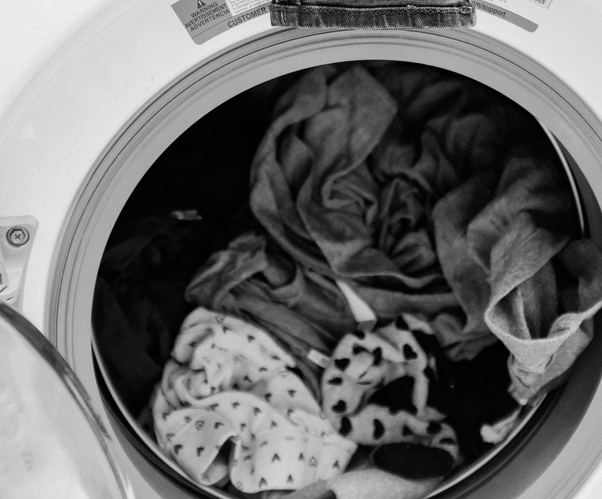 Không nên để quần áo trong máy giặt trong thời gian dài