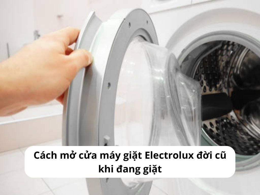 Mở cửa máy giặt Electrolux đời cũ khi đang giặt