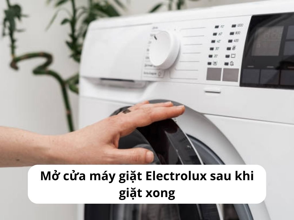 Mở cửa máy giặt Electrolux sau khi giặt xong